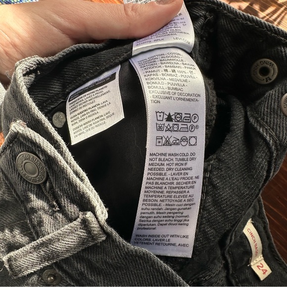 Levi's — Women’s Cinch Baggy Jeans - Picture 12 of 12